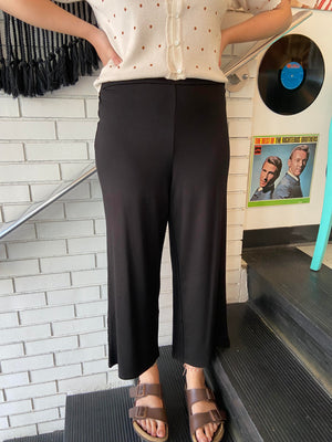 Open image in slideshow, Fuscia Cropped Pant
