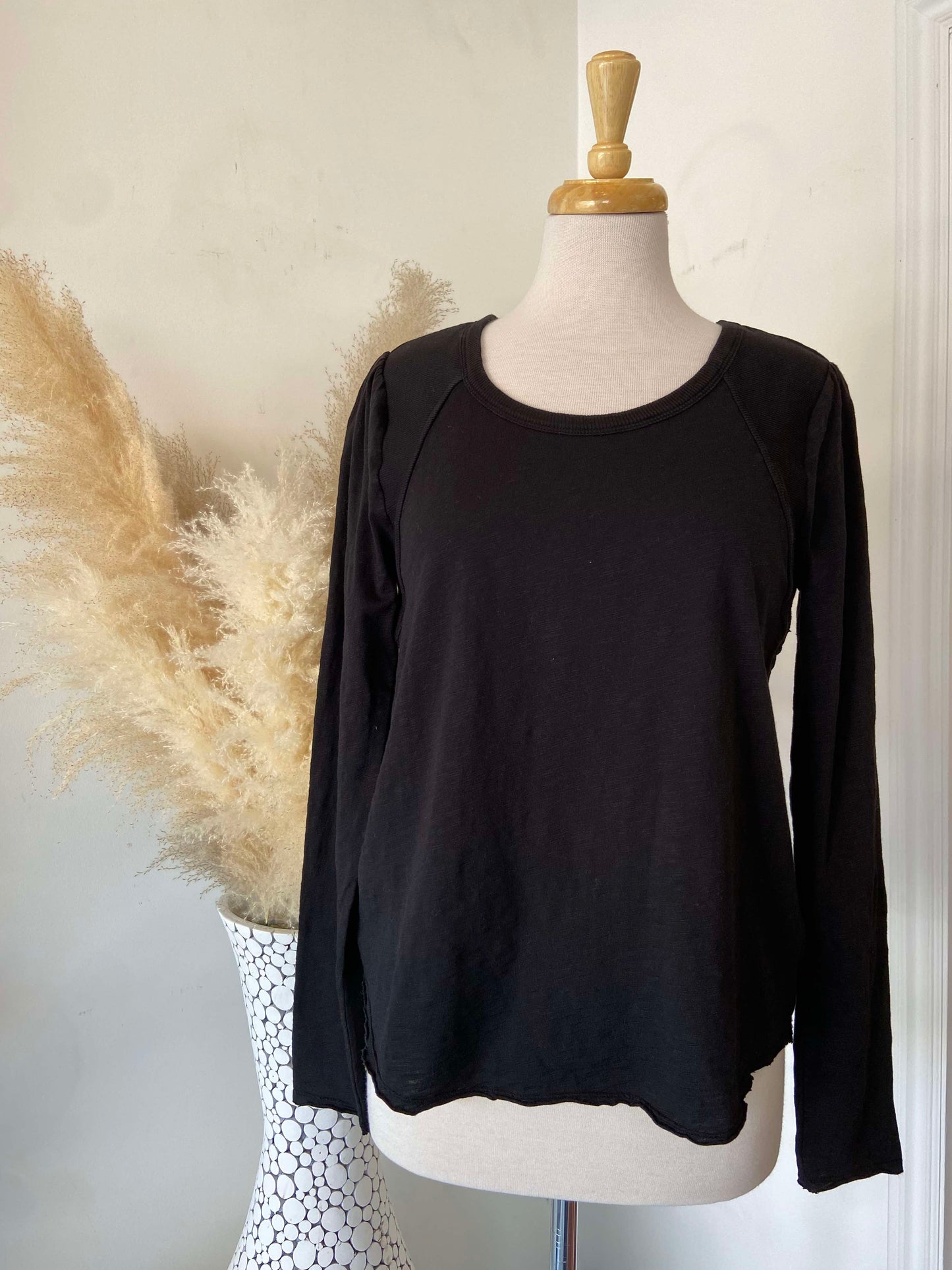 Amber Ribbed Shoulder Crew ~ Black ~ Size S