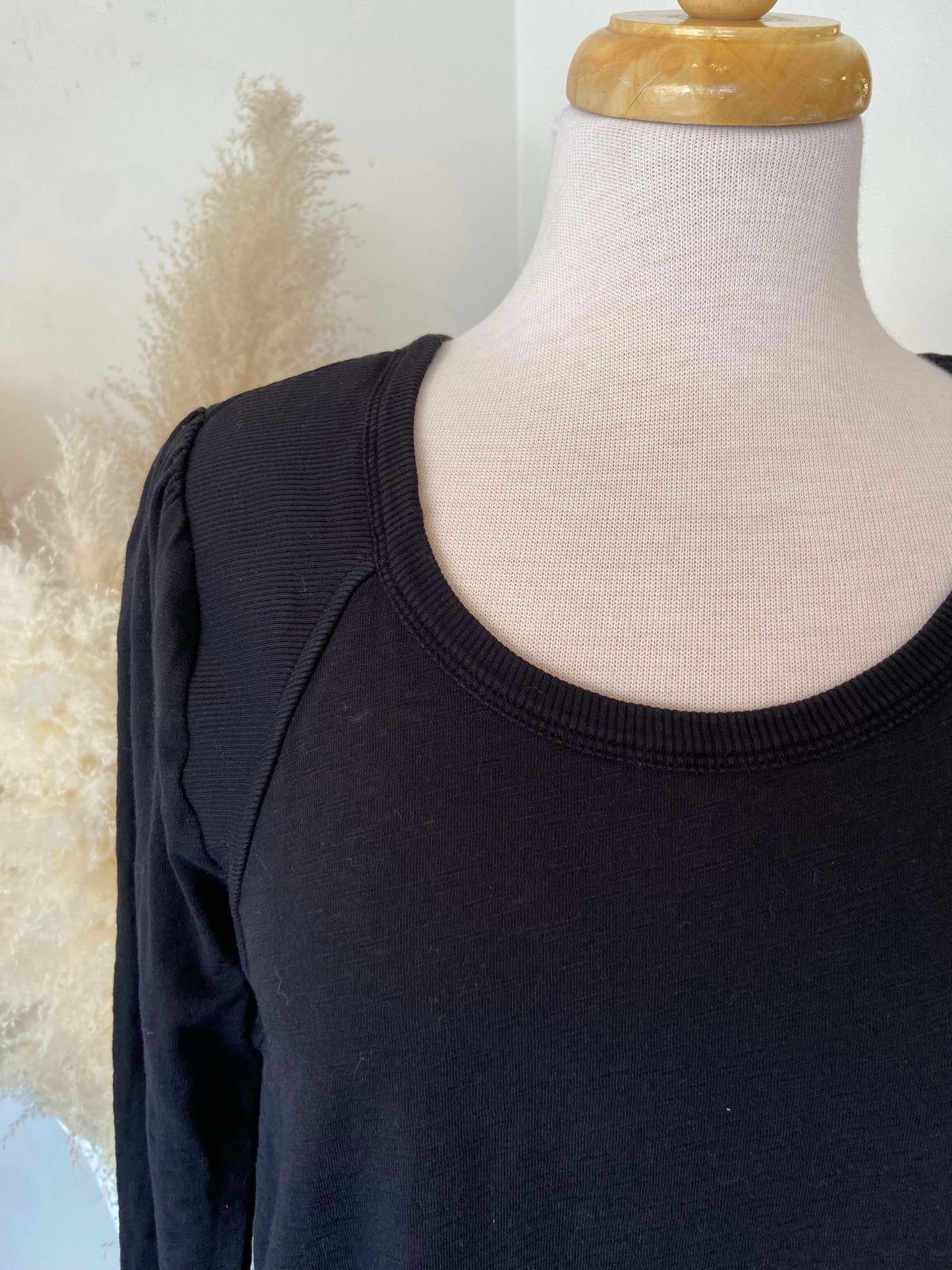 Amber Ribbed Shoulder Crew ~ Black ~ Size S