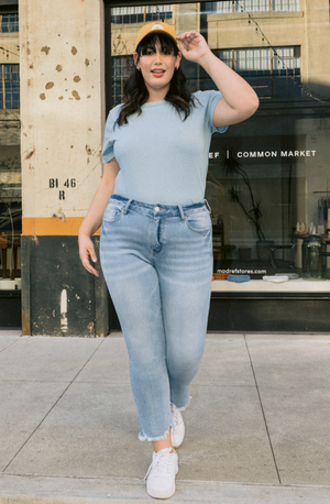 Open image in slideshow, Marilyn Straight Leg Jeans { Curve }
