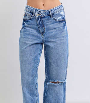 Open image in slideshow, Juniper Cross Front Dad Jean { Reg }
