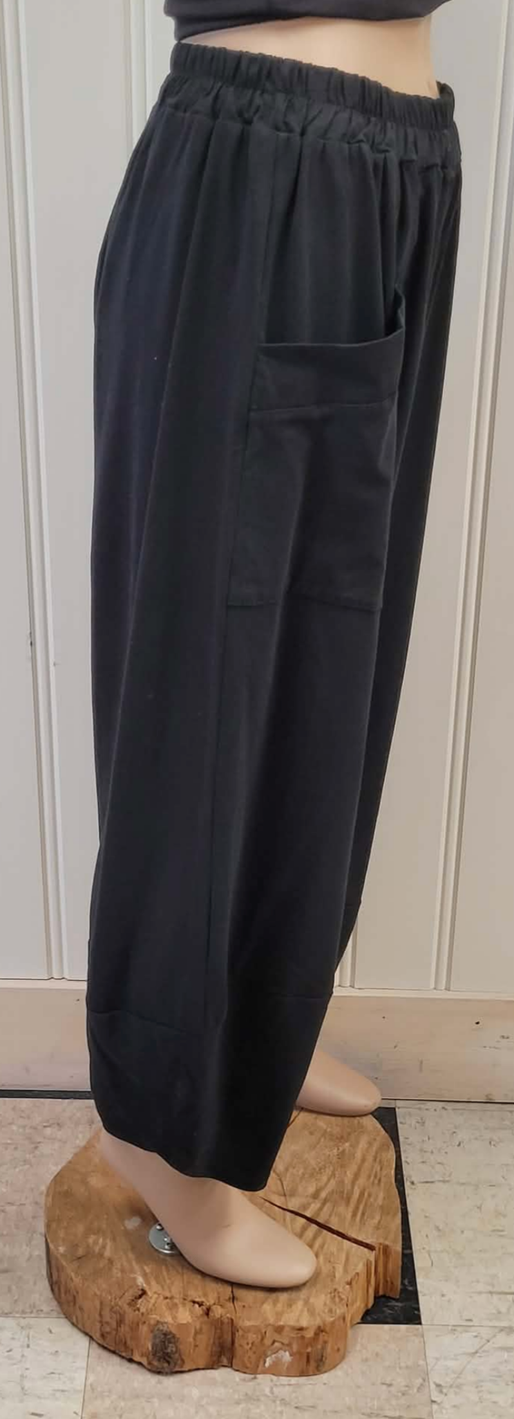 Pocket Cropped Soft Barrel Pants ~ Black