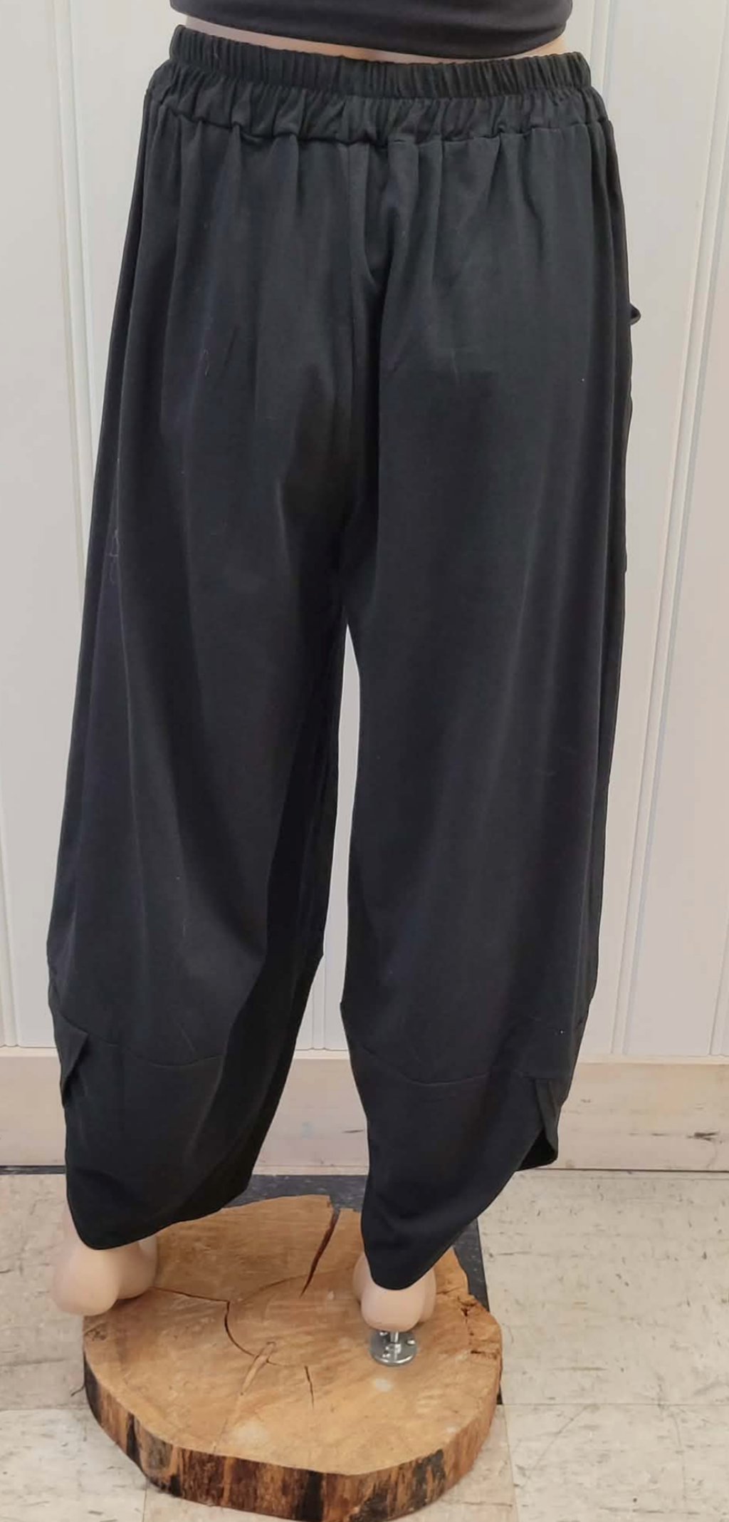 Pocket Cropped Soft Barrel Pants ~ Black